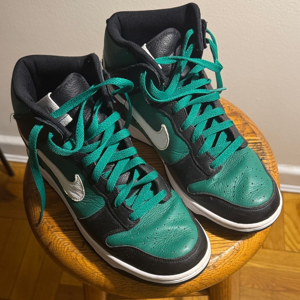 Nike Black and Green Sneakers with White Swoosh - Picture 2 of 4